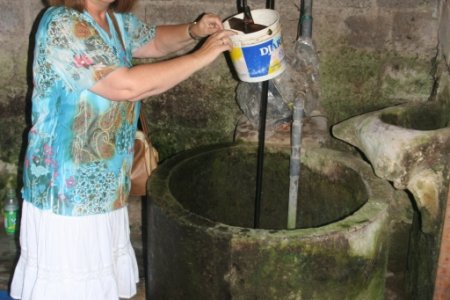 Ma bekijkt de waterput met gesponsorde pomp